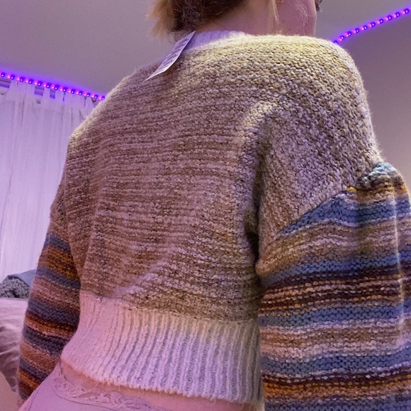 Cute colorful sweater 🍓 - Picture 4 of 5